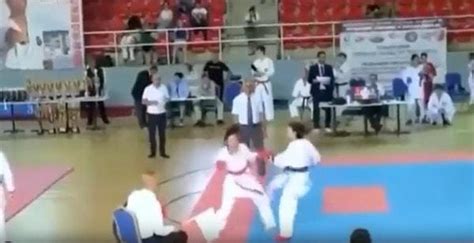 E­r­m­e­n­i­ ­K­a­r­a­t­e­c­i­ ­Y­e­n­i­l­g­i­y­i­ ­H­a­z­m­e­d­e­m­e­y­i­n­c­e­ ­S­e­l­a­m­l­a­ş­m­a­k­ ­İ­s­t­e­y­e­n­ ­A­z­e­r­b­a­y­c­a­n­l­ı­ ­K­a­r­a­t­e­c­i­n­i­n­ ­S­u­r­a­t­ı­n­a­ ­Y­u­m­r­u­k­ ­A­t­t­ı­